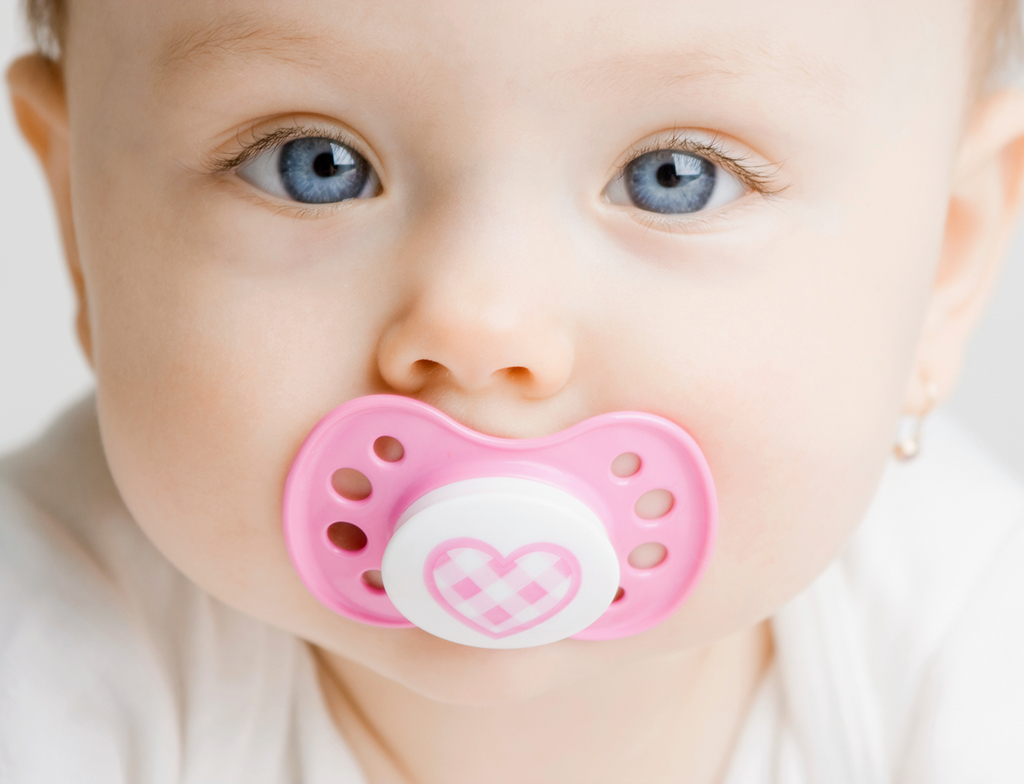 Baby with soother Baby & Kleinkind Ratgeber mit Tipps für Eltern